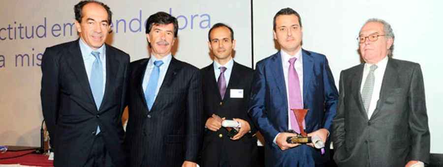 Group photo of business leaders receiving the Everis Foundation award in 2008, showcasing entrepreneurial achievements.