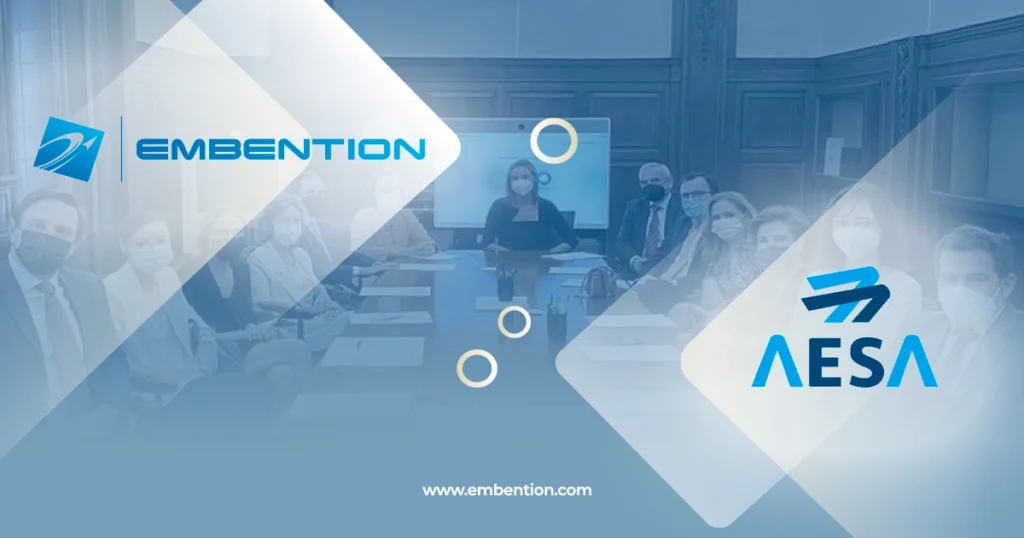In the upper left corner is the Embention logo on semi-transparent white diamonds. In the lower right corner is the AESA logo on white semi-transparent diamonds. In the background there are people sitting at a table and wearing masks.